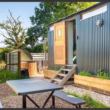 Shepherds Hut With Scandinavian Hot Tub And Hydromassager Суэй Экстерьер фото