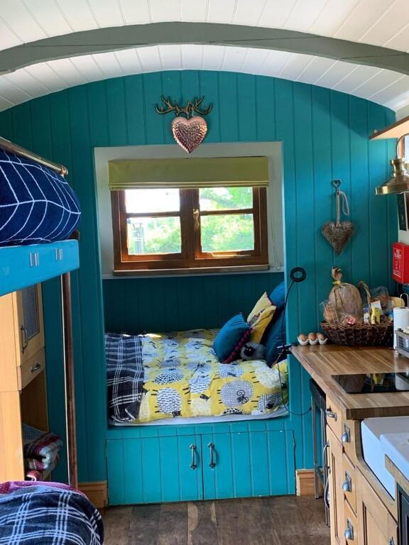 Shepherds Hut With Scandinavian Hot Tub And Hydromassager Суэй Экстерьер фото