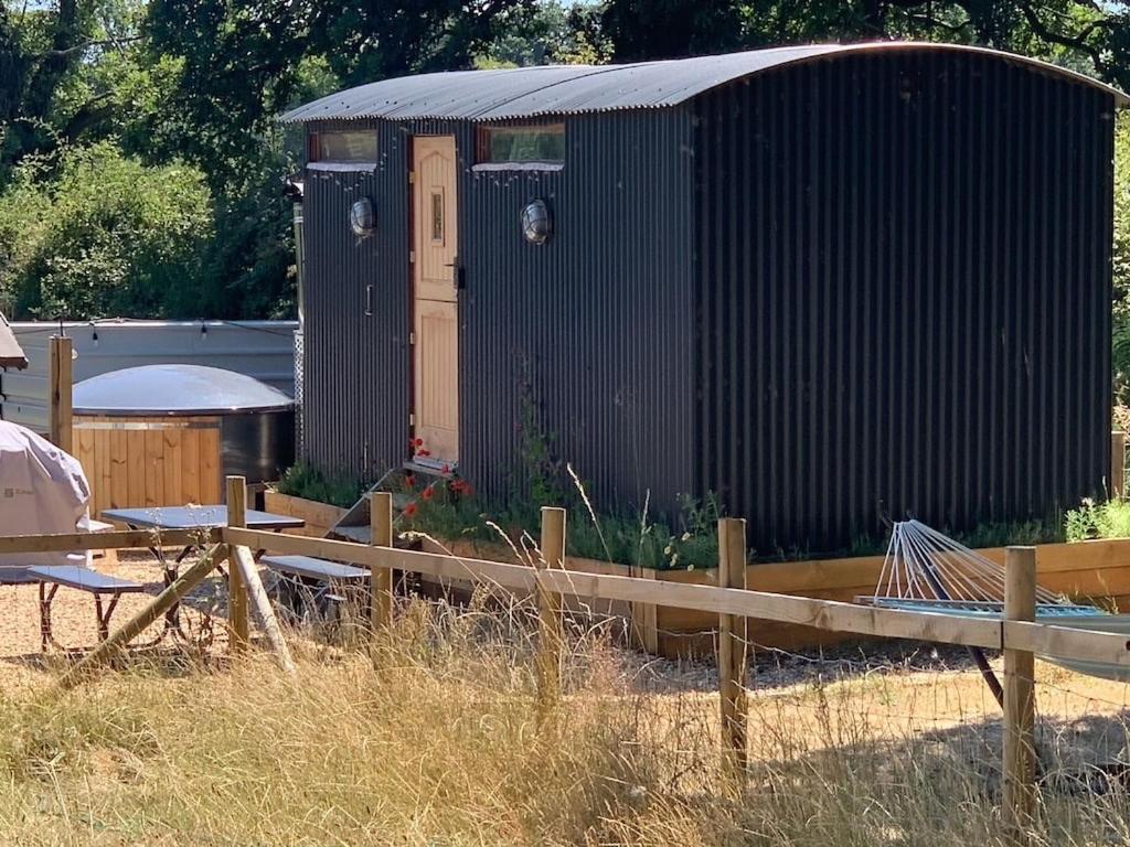 Shepherds Hut With Scandinavian Hot Tub And Hydromassager Суэй Экстерьер фото