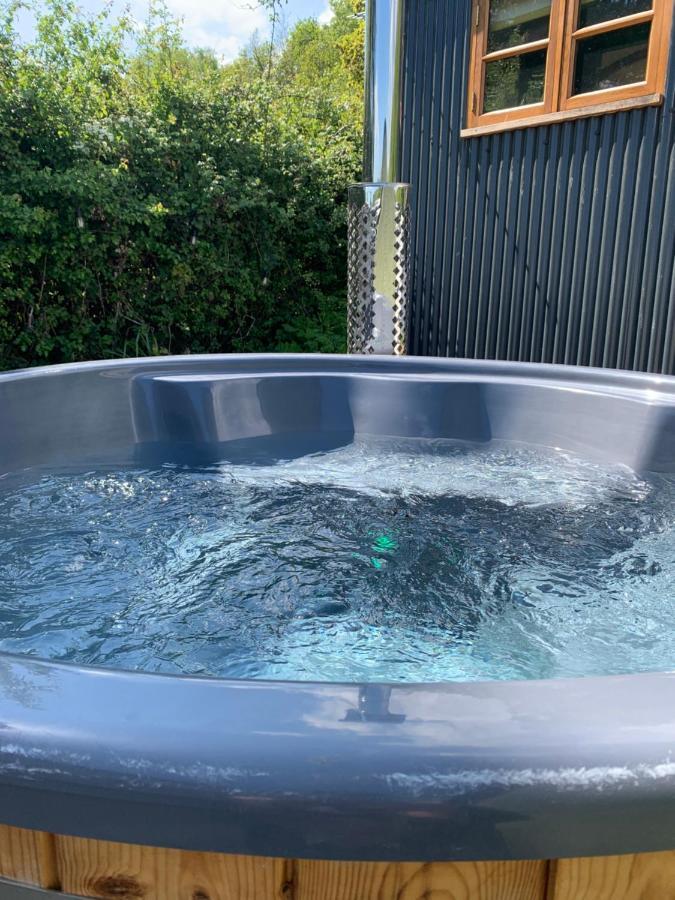 Shepherds Hut With Scandinavian Hot Tub And Hydromassager Суэй Экстерьер фото
