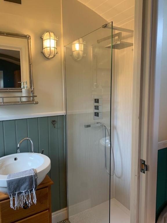 Shepherds Hut With Scandinavian Hot Tub And Hydromassager Суэй Экстерьер фото