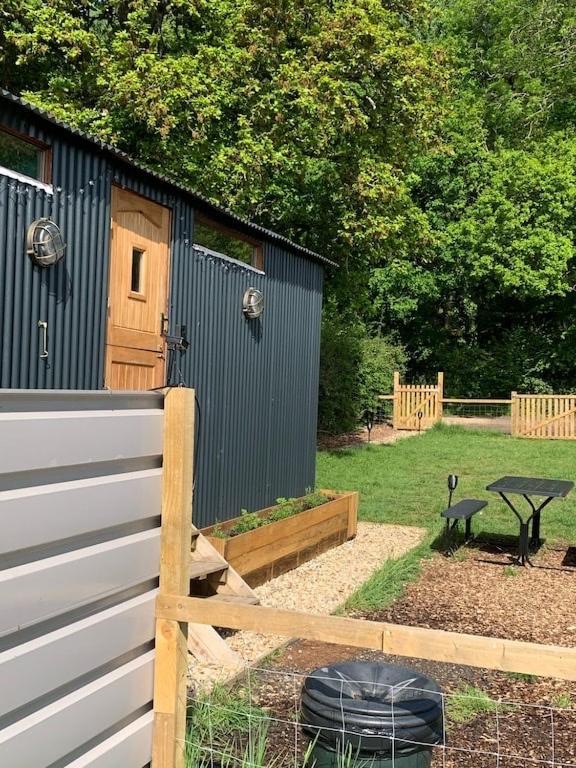 Shepherds Hut With Scandinavian Hot Tub And Hydromassager Суэй Экстерьер фото