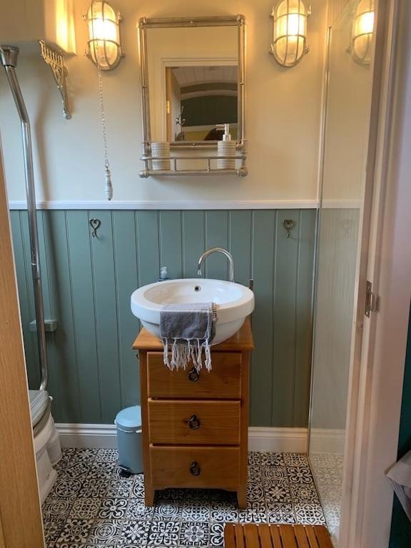 Shepherds Hut With Scandinavian Hot Tub And Hydromassager Суэй Экстерьер фото