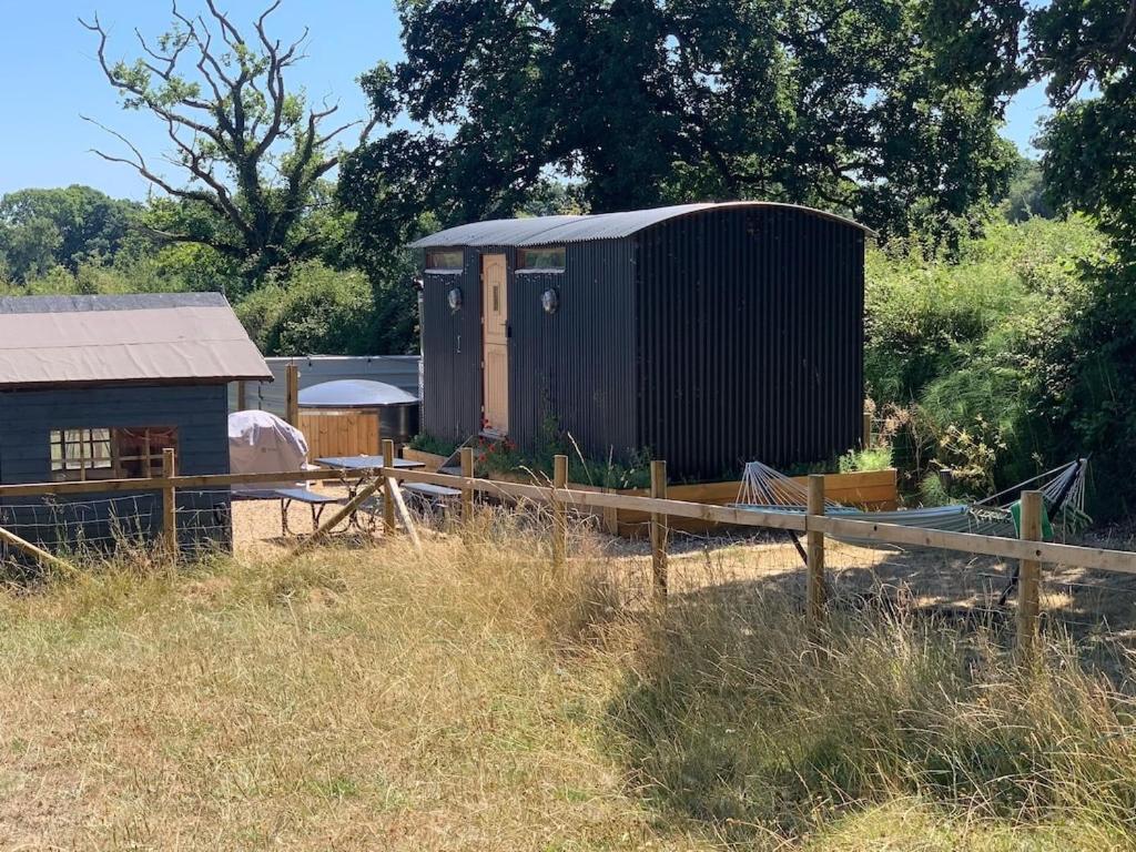 Shepherds Hut With Scandinavian Hot Tub And Hydromassager Суэй Экстерьер фото