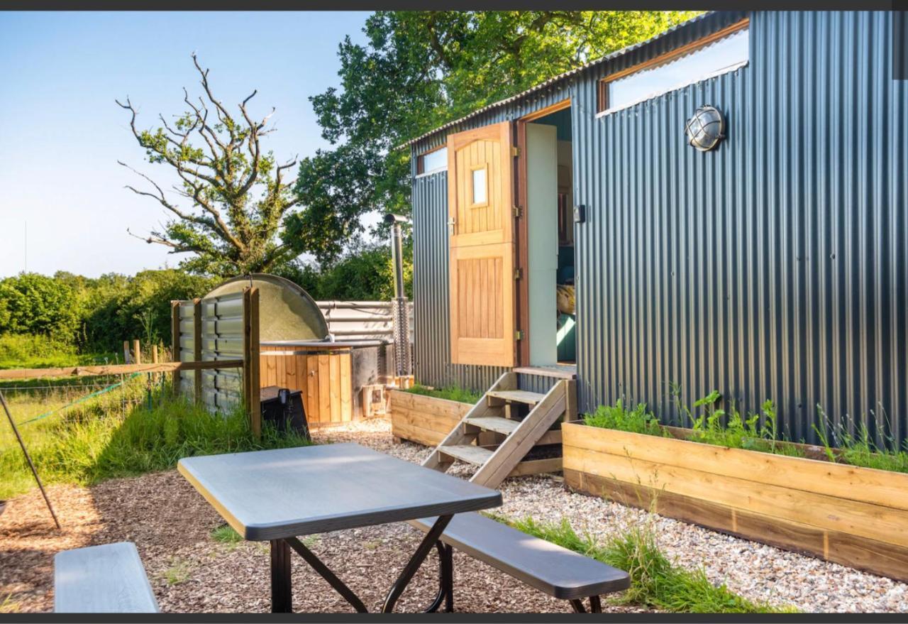 Shepherds Hut With Scandinavian Hot Tub And Hydromassager Суэй Экстерьер фото