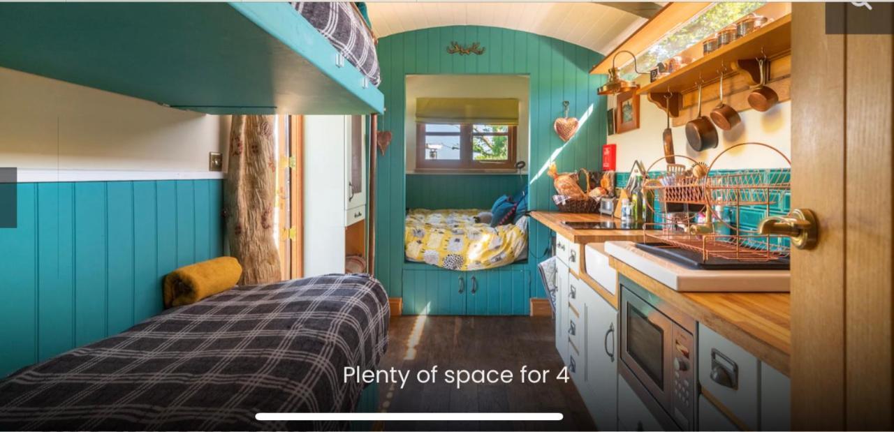 Shepherds Hut With Scandinavian Hot Tub And Hydromassager Суэй Экстерьер фото