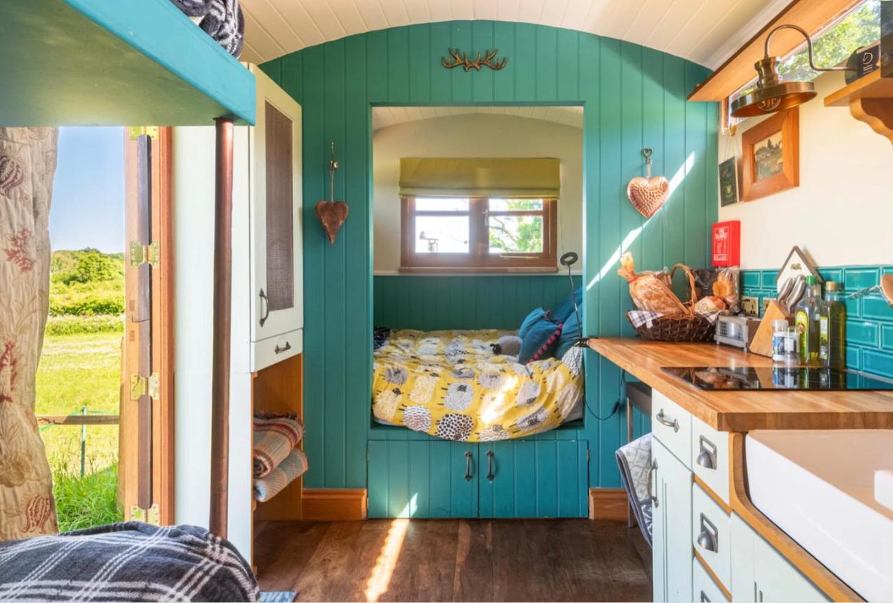 Shepherds Hut With Scandinavian Hot Tub And Hydromassager Суэй Экстерьер фото