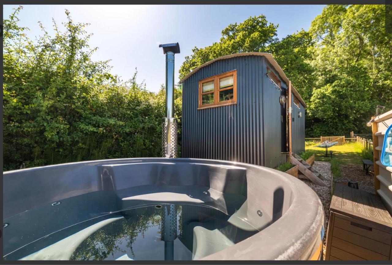 Shepherds Hut With Scandinavian Hot Tub And Hydromassager Суэй Экстерьер фото