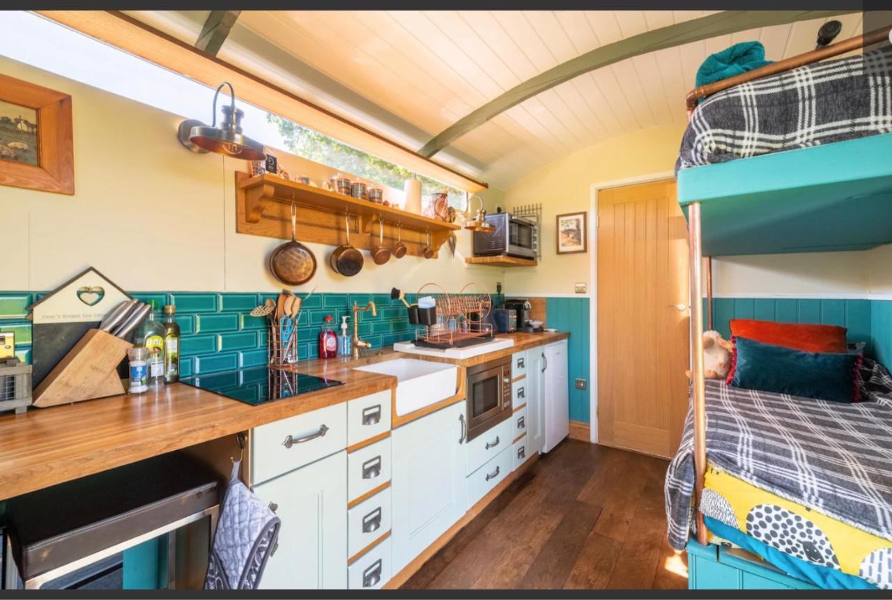Shepherds Hut With Scandinavian Hot Tub And Hydromassager Суэй Экстерьер фото