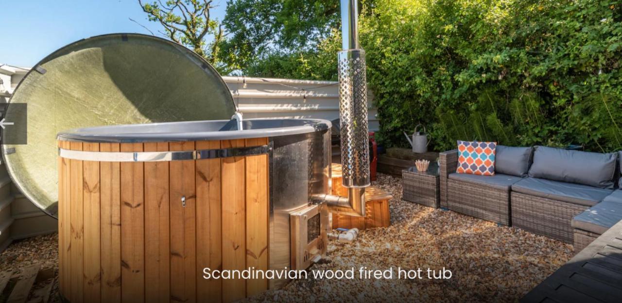Shepherds Hut With Scandinavian Hot Tub And Hydromassager Суэй Экстерьер фото