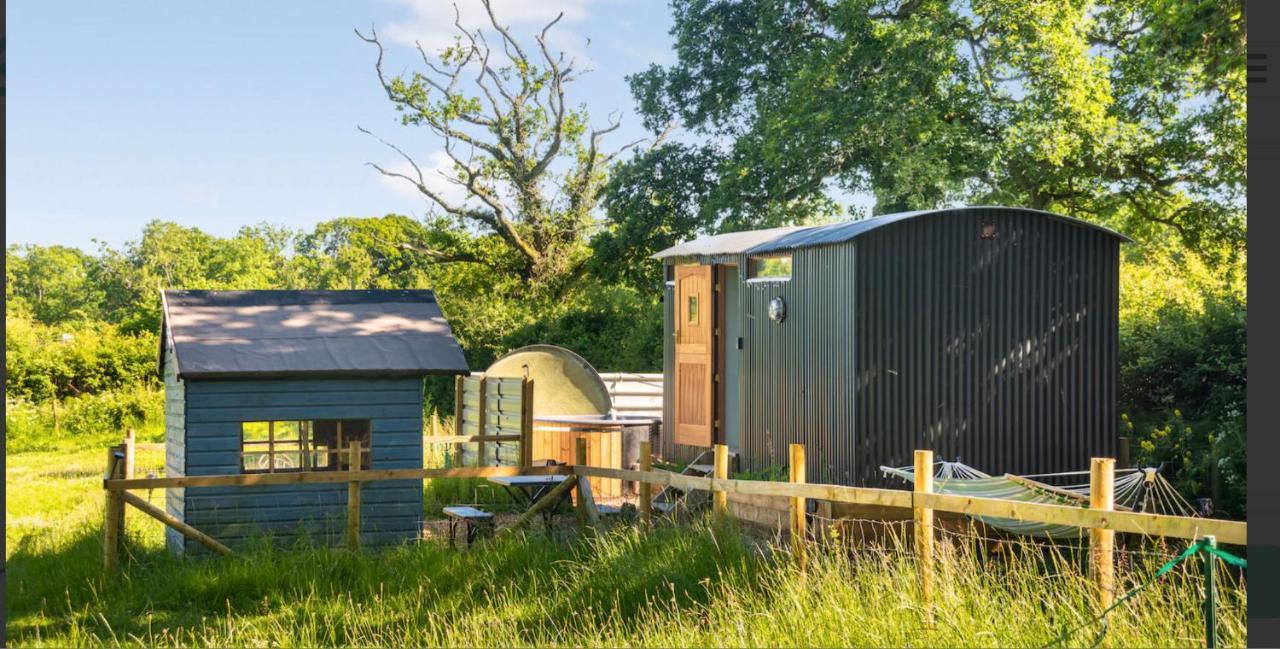 Shepherds Hut With Scandinavian Hot Tub And Hydromassager Суэй Экстерьер фото