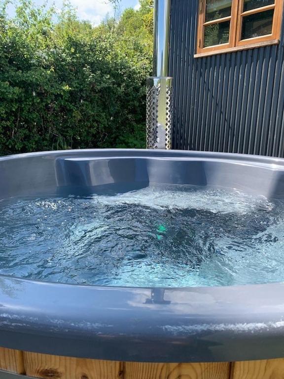 Shepherds Hut With Scandinavian Hot Tub And Hydromassager Суэй Экстерьер фото
